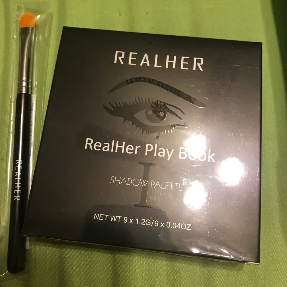 RealHer Play Book Shadow Palette